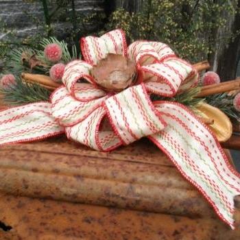 Traditional Christmas Swag - Decoration Made from Cinnamon Sticks, Artificial Greenery and Berries - Shelf Sitter or Wall Hanging